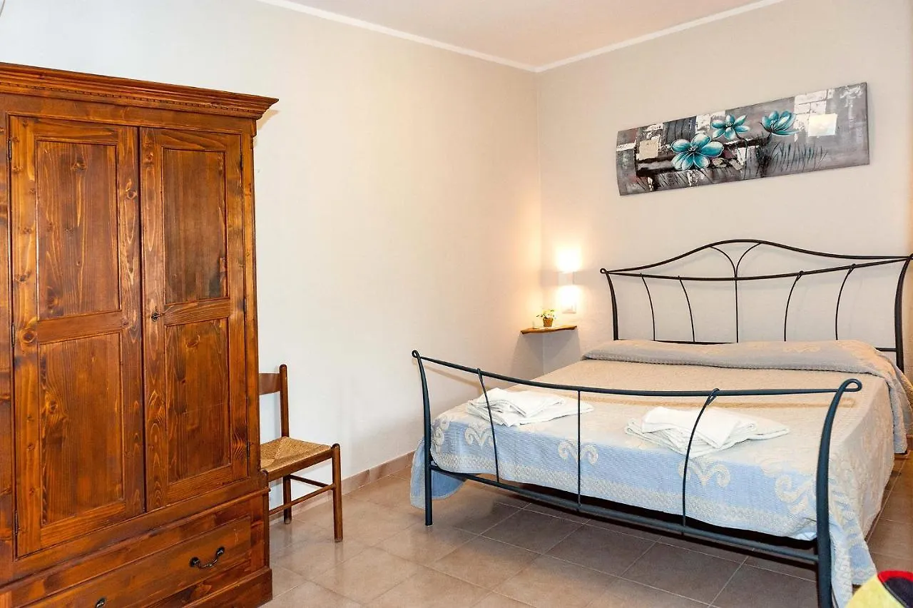فندق مبيت وإفطار سان تيودورو Lu Lioni Rooms